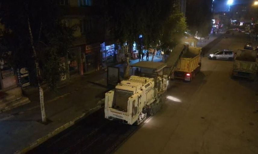 Ardahan'da gece mesaisiyle yeni yol hazırlığı: eski asfalt kontrollü sökümde