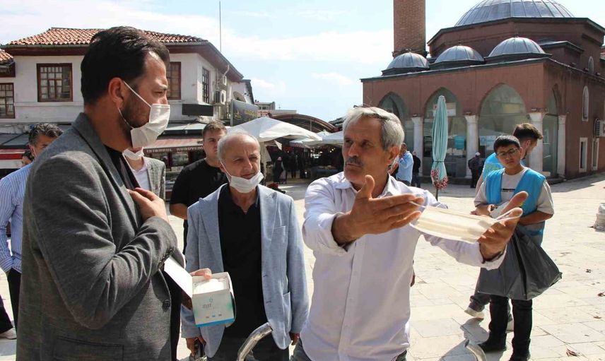 Merzifon'da altyapı çalışması yolları toza boğdu, vatandaşlara maske dağıtıldı