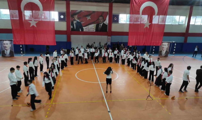 Sason'da 103 yıllık cumhuriyet coşkusu öğrencilerin gösterileriyle yansıdı