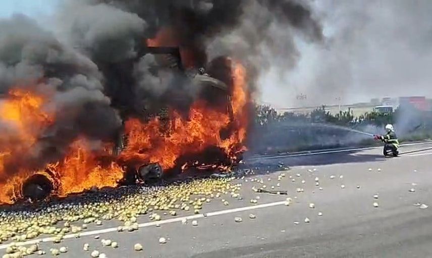 Osmaniye istikametinde duran tıra çarpan kamyon alev aldı, 1 kişi hayatını kaybetti