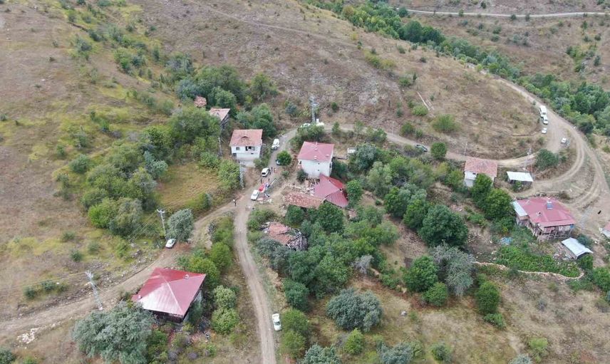 Taşköprü'de tadilat sırasında çöken köy evi beş kişiyi yaraladı
