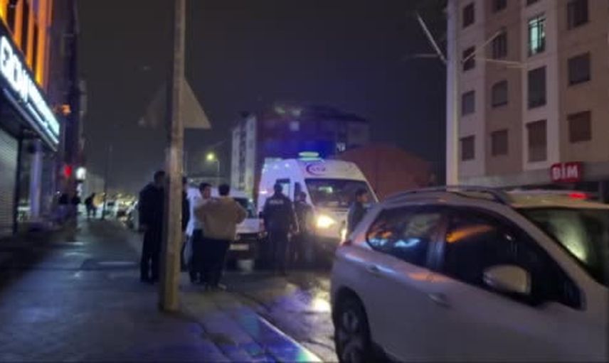 Giriş kapısının camı kırıldı, alkollü kişi ağır yaralandı