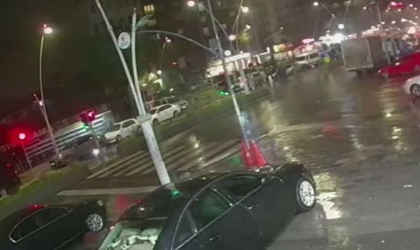 Esenler'de yağışta dengesini kaybeden motosiklet park halindeki kamyonetin altına girerek metrelerce sürüklendi