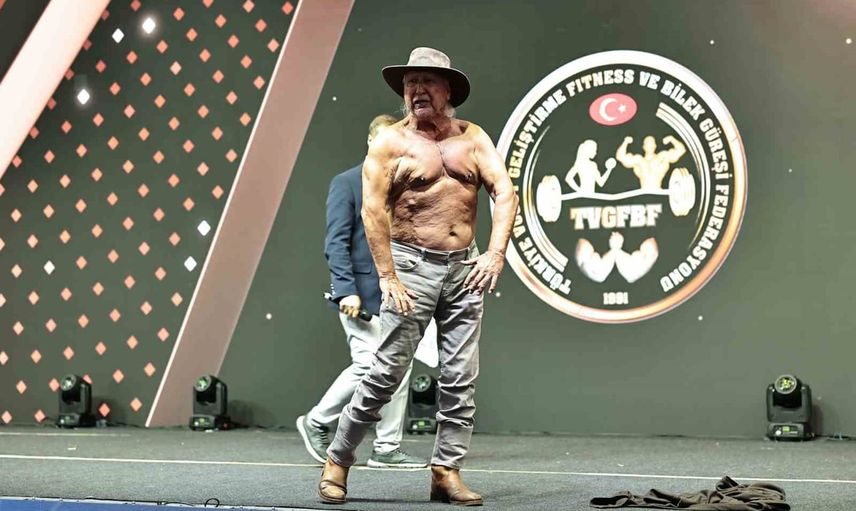 Jeoloji uzmanı Prof. Dr. Şener Üşümezsoy sahnede kaslarını sergileyerek sporla gençleşme mesajı verdi