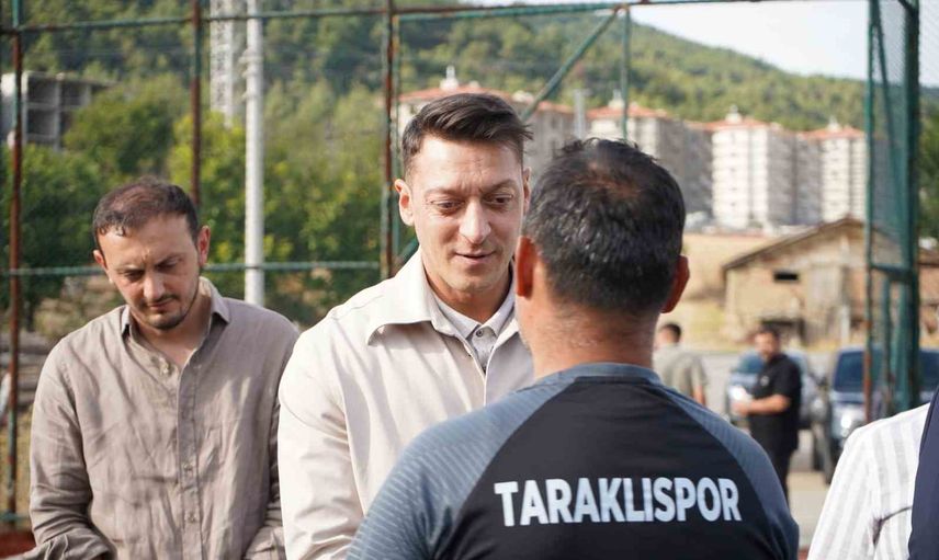 Taraklı ziyaretinde gençlere akademi sözü veren Mesut Özil