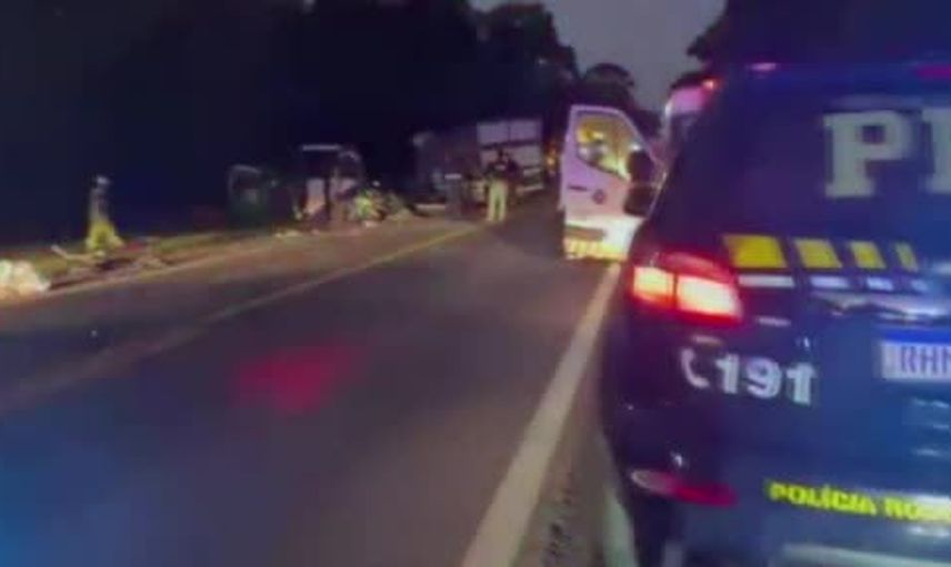 Parana'da BR-373'te minibüs ile kamyonun kafa kafaya çarpışması