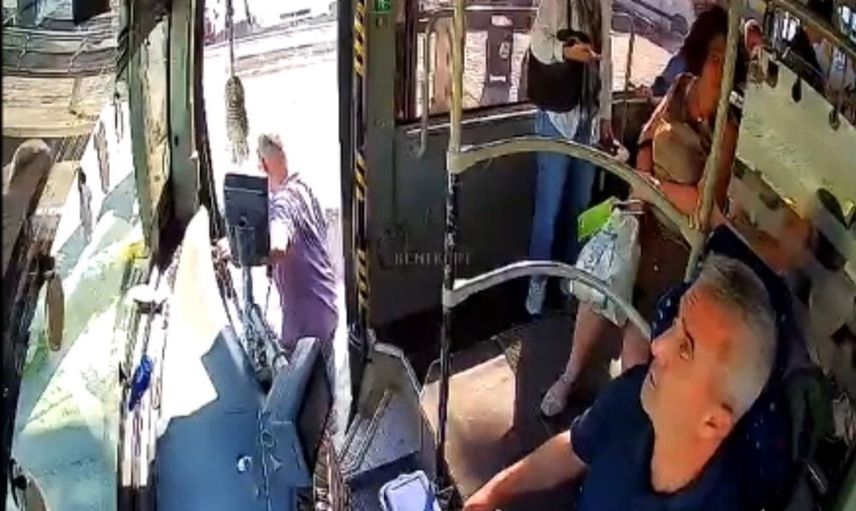 Minibüste fenalaşan genç kız için şoför rotayı hastaneye çevirdi