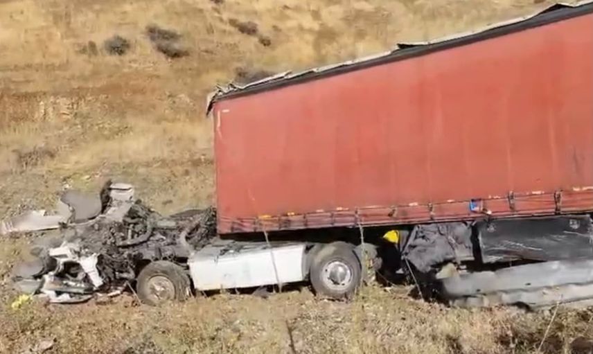 yağışta kayganlaşan yolda tır şarampole uçtu: sürücü hastaneye kaldırıldı