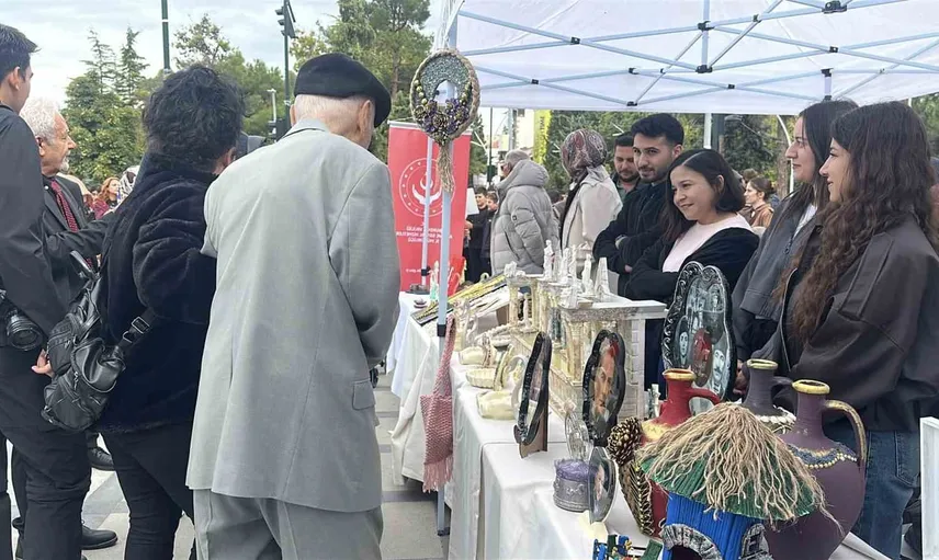 Nesiller el ele yürüdü: Burdur'da Dünya Yaşlılar Günü yürüyüşü