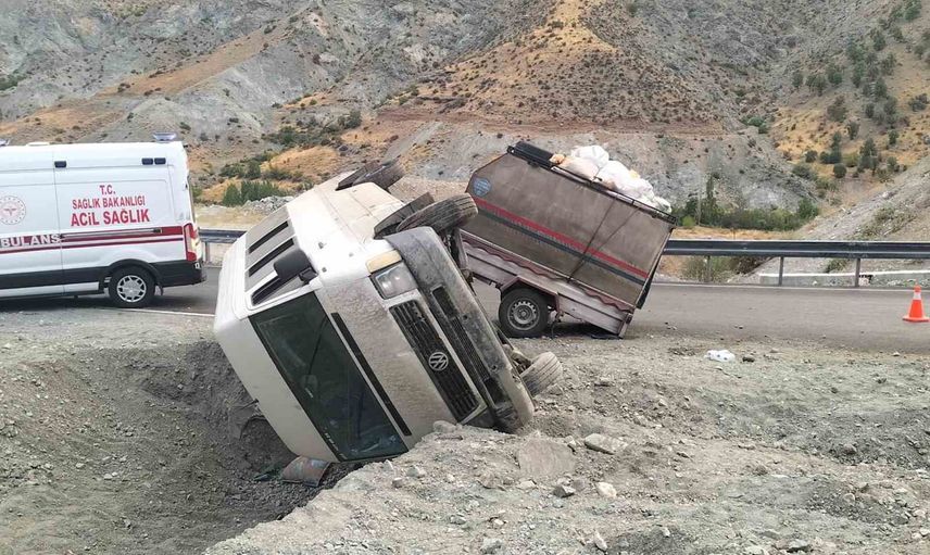 Doğanşehir tüneli çıkışında minibüs devrildi: yolcular şans eseri sağ salim