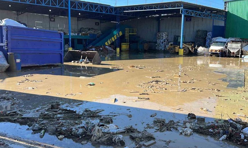 Mersin’de sel sabahı: sürüklenen araçlar, çöken yollar ve temizlik seferberliği