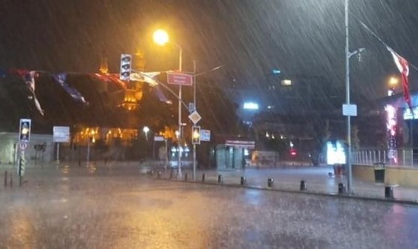 Gece aniden bastıran sağanak Üsküdar sahilinde etkili oldu