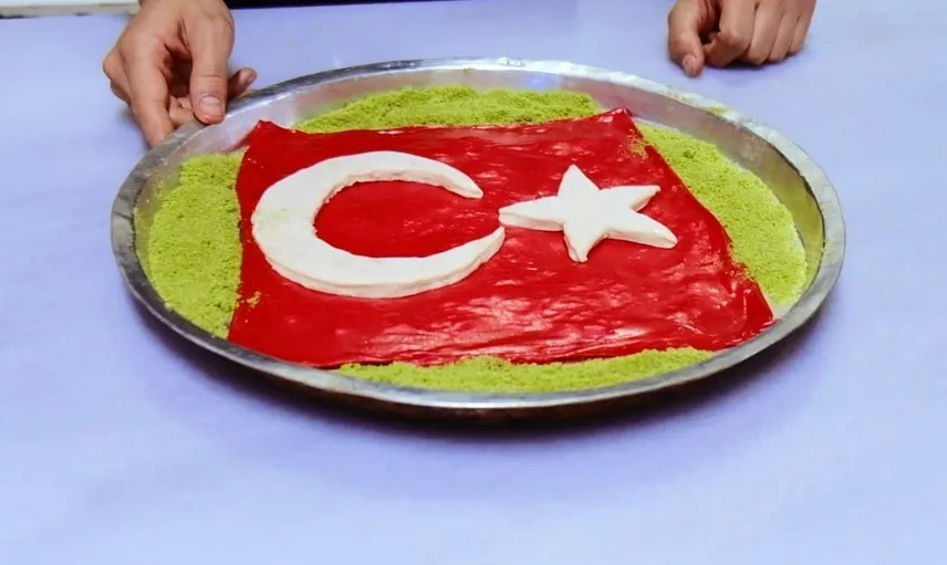 Kilis'ten ay yıldızlı katmerle cumhuriyet'e tatlı selam