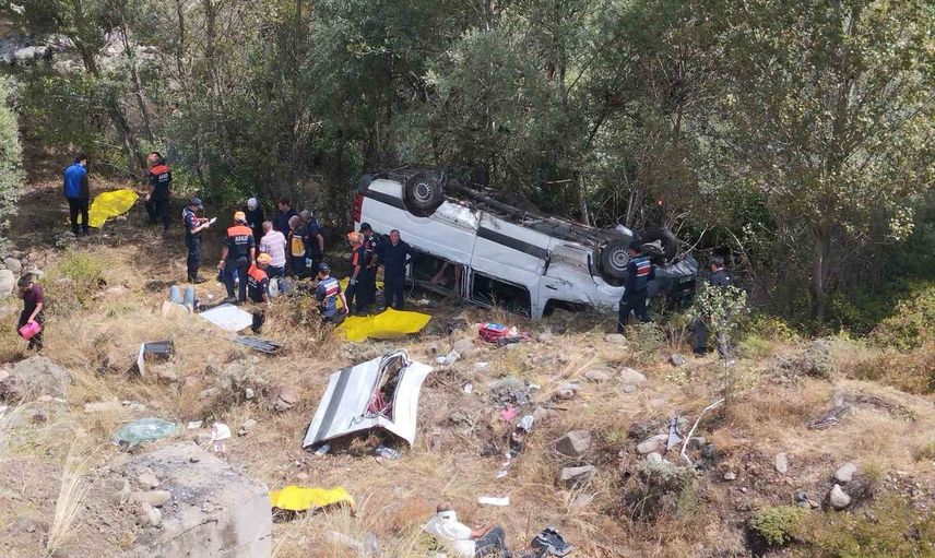 Suşehri'nde minibüs şarampole yuvarlandı: 4 ölü, 10 yaralı