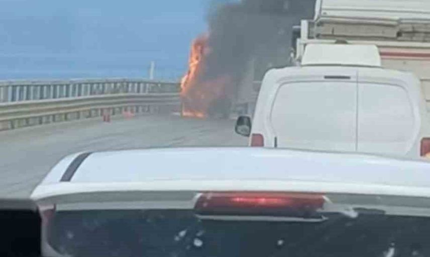 Bursa İznik-Yenişehir yolunda alevlere teslim olan kamyonet kullanılamaz hale geldi