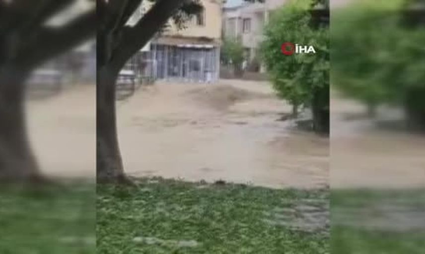 Arsuz'ta aniden bastıran dolu yolları göle çevirdi, ekipler sahaya indi
