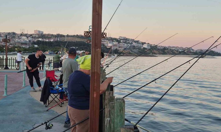 Rumeli İskelesi akşamları amatör balıkçılarla hareketleniyor