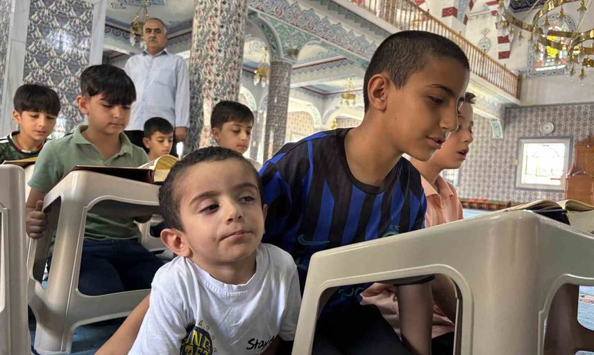 Camilerde yaz neşesi: minikler Kur'an öğrenip oyunla sosyalleşiyor