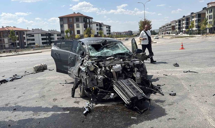 Eskişehir'de tuğla yüklü tırla çarpışan otomobil hurdaya döndü: sürücü yaralandı