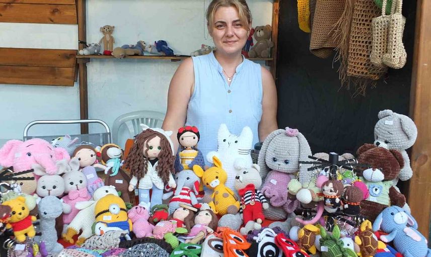 Ören meydanında Dilek Tuna'nın el emeği amigurumileri ilgi gördü