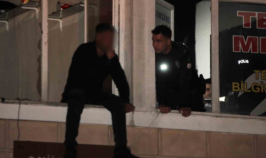 Melikgazi'de camları kıran şahıs iki saatlik çabanın ardından polisle indirildi