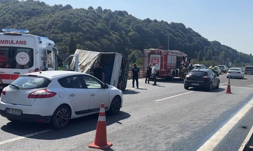Anadolu otoyolunda üç aracın karıştığı kaza otoyolu kilitledi, bir kişi yaralandı