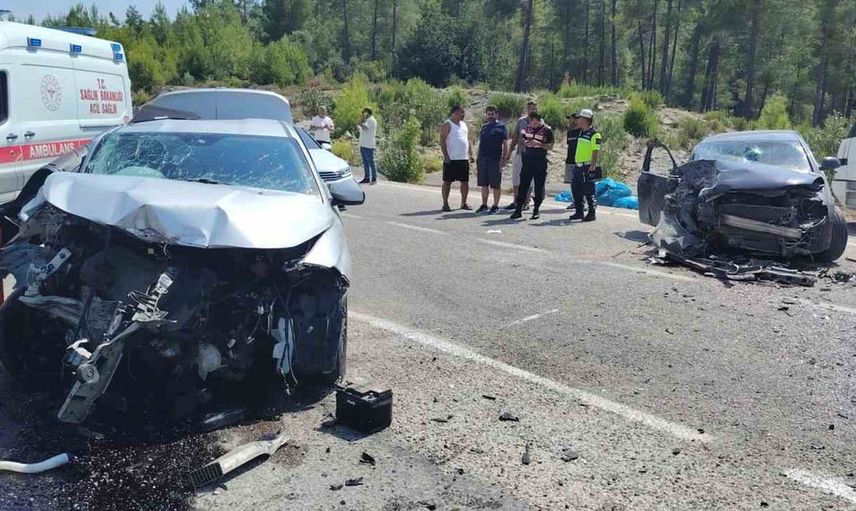 Manavgat'ta iki otomobil çarpışması: Fevzi Canbulut (76) yaşamını yitirdi, üç kişi yaralandı