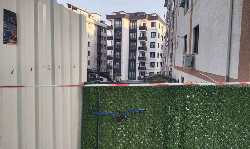 Çekmeköy'de istinat duvarı çökmesi nedeniyle yan bina tedbir amaçlı boşaltıldı