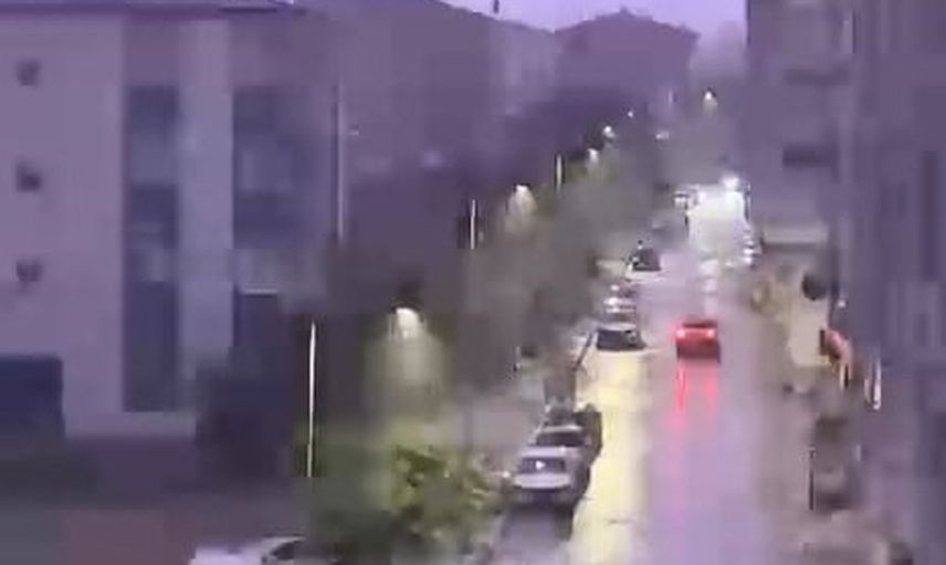 Elazığ'da geceyi aydınlatan şimşek gösterisi