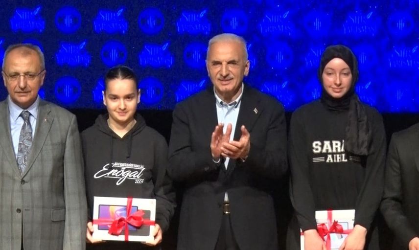 Ümraniye’de şiir gençlerin sahnesi oldu