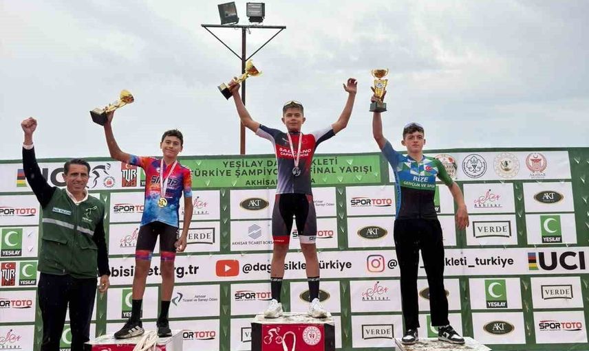 Sinop'un bisiklet takımı Akhisar'da üç derece elde etti