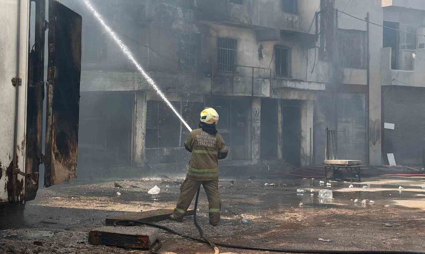 Buca'da sünger deposunda çıkan yangın çevrede maddi hasar bıraktı