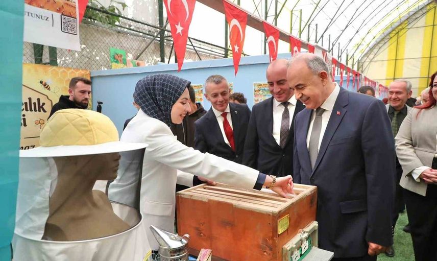 Kabataş'ta merakı ateşleyen bilim şenliği 30 atölye ile başladı