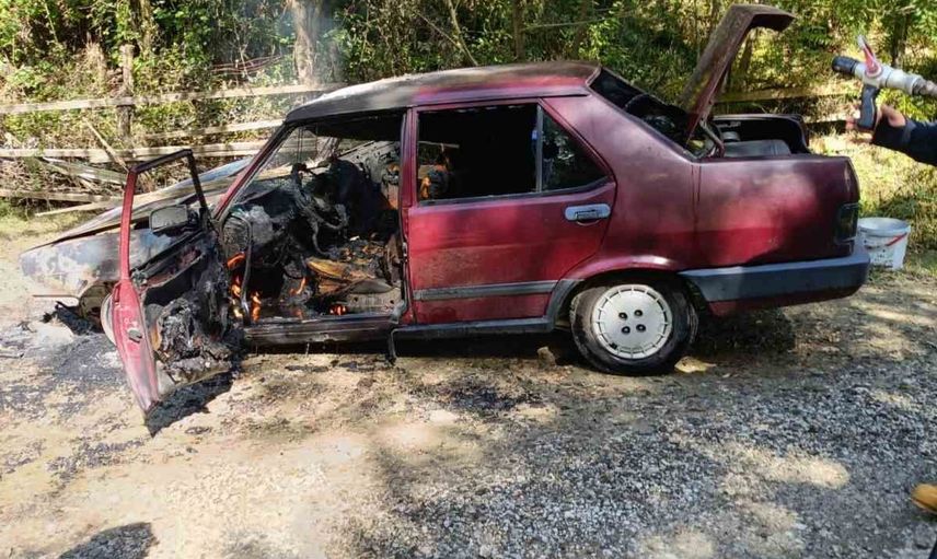 Türkeli'de motor alev aldı, 55 ABT plakalı otomobil kullanılamaz hale geldi