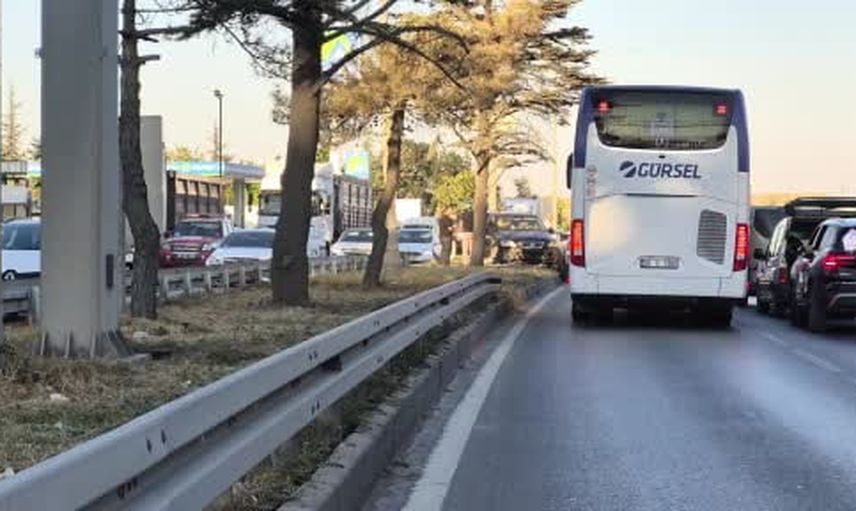 Eskişehir çevre yolunda pikap çarpması sonucu otomobil refüje çıktı