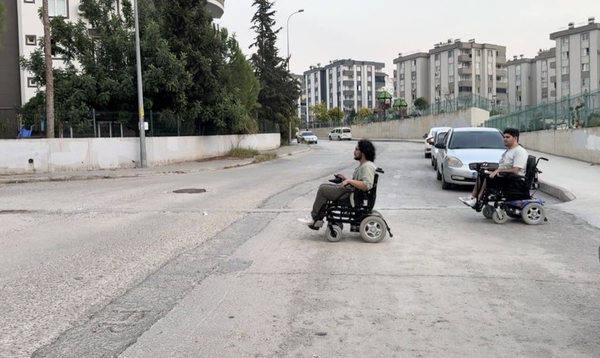 kadirli sokaklarında bir gün: akülü sandalyede empati denemesi