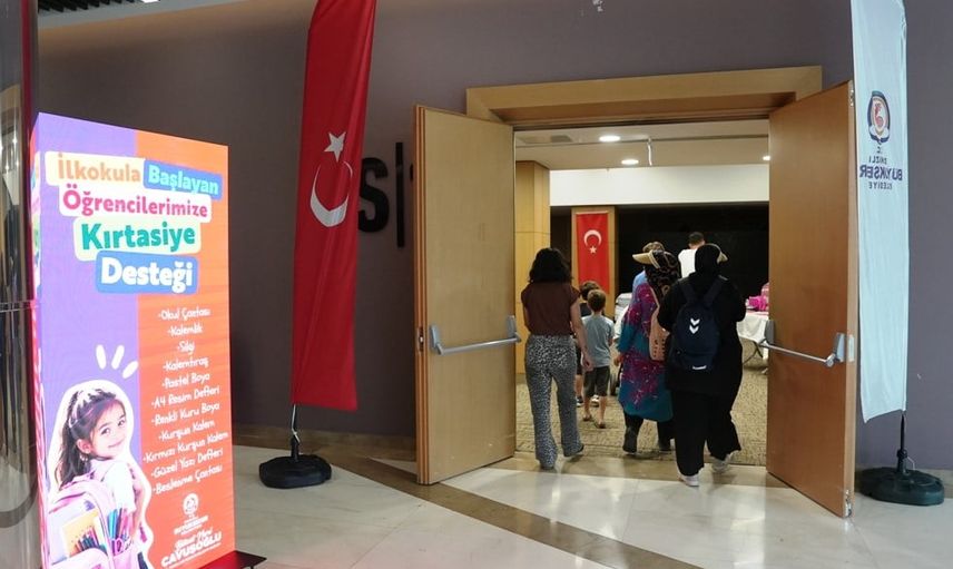 Denizli Büyükşehir Belediyesi miniklerin okul heyecanını kırtasiye paketleriyle paylaşıyor