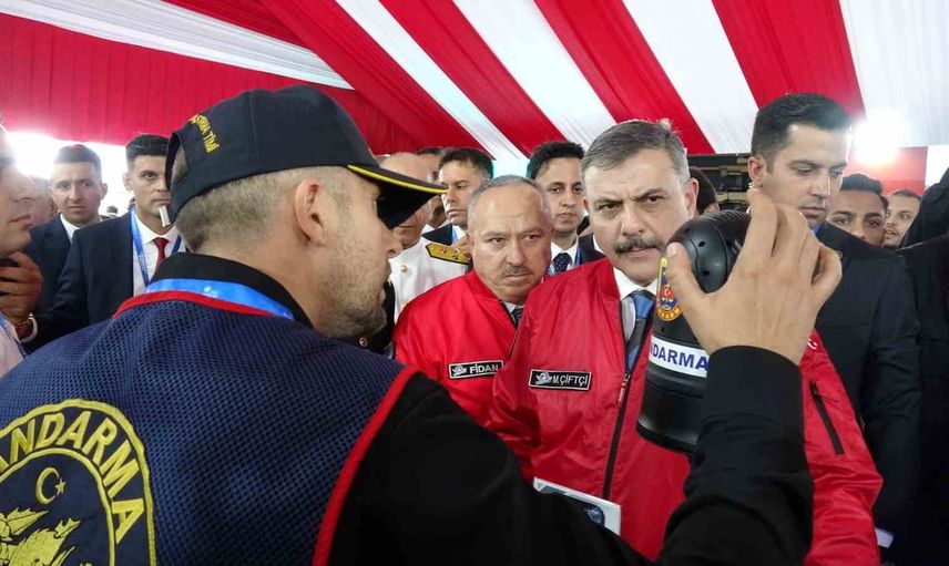 Çiftçi, emniyetin 1981 model helikopter simülatöründe uçuş yaptı