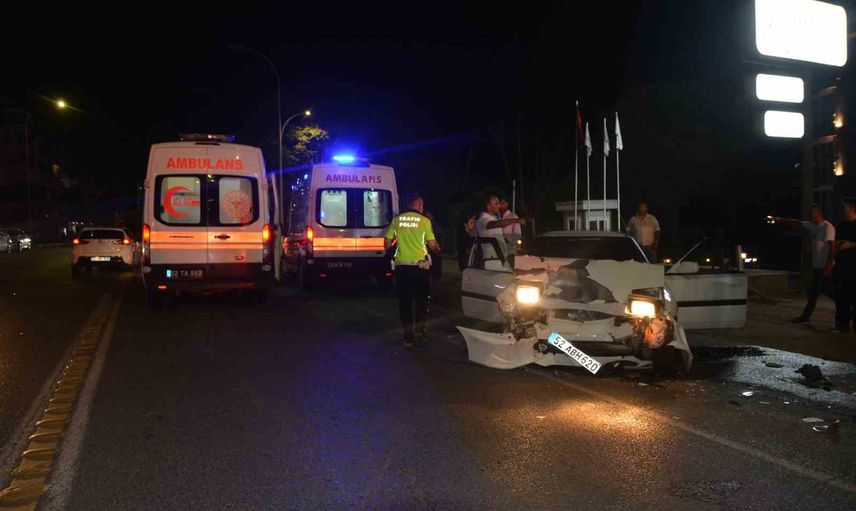 Ünye sahil yolunda üç aracın karıştığı çarpışma: 4 kişi hastaneye kaldırıldı