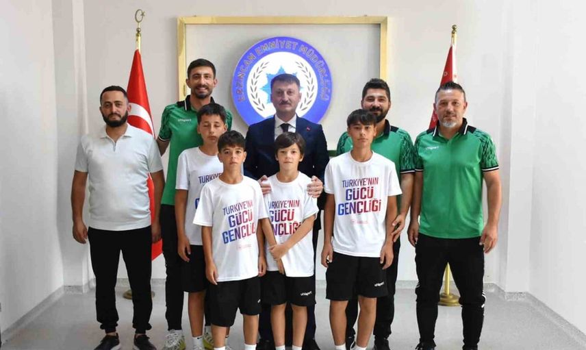 Ordu'nun genç futbolcuları Erzincan'da emniyet müdürünü ziyaret etti