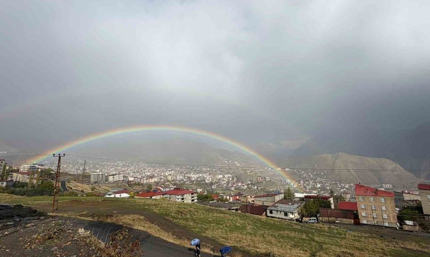 Yağmurun ardından Hakkari'de gökkuşağı semaları renklendirdi