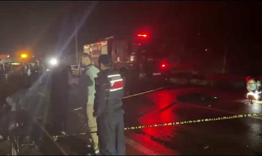 Geyve'de meyve yüklü römorkun devrilmesine neden olan zincirleme kaza: 2 ölü