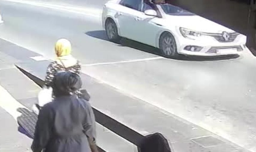 Yaya çarpmamak için fren yapan motosiklet devrildi, iki kişi yaralandı
