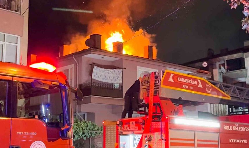 Çatı alev aldı, mahalle sokağa döküldü: itfaiyenin hızlı müdahalesiyle yangın söndürüldü