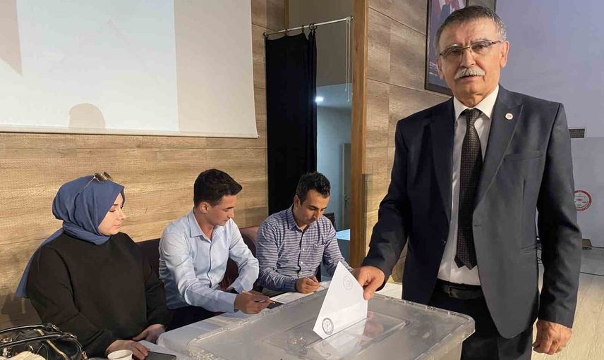 Alaşehir’de YENİ Parti’nin ilk ilçe başkanı Mehmet Kayacık göreve başladı