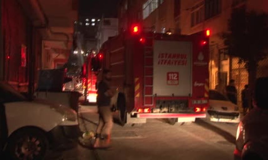 Zeytinburnu'nda bodrumdan yükselen duman binayı sardı, beş kişi tedavi edildi