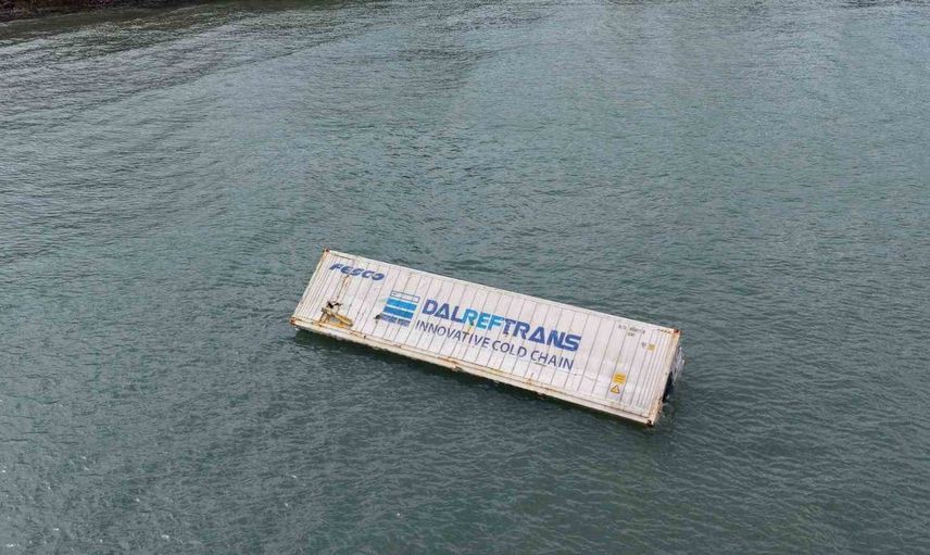 Fatsa'da kıyıya yakın yüzen konteyner mahallede tedirginlik yarattı