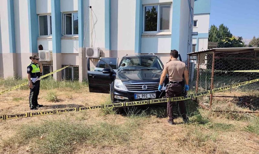 Hastane bahçesinde aracından inemeden kalp krizi geçiren kişi yaşamını yitirdi