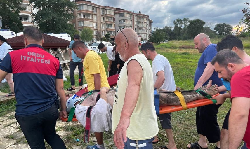 Ünye kıyısında akıntıya kapılan üç kişi son anda kurtarıldı