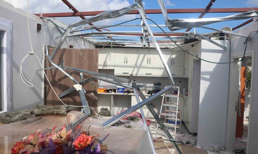 Adana'da fırtına çatıyı söküp üç katlı evi harabeye çevirdi